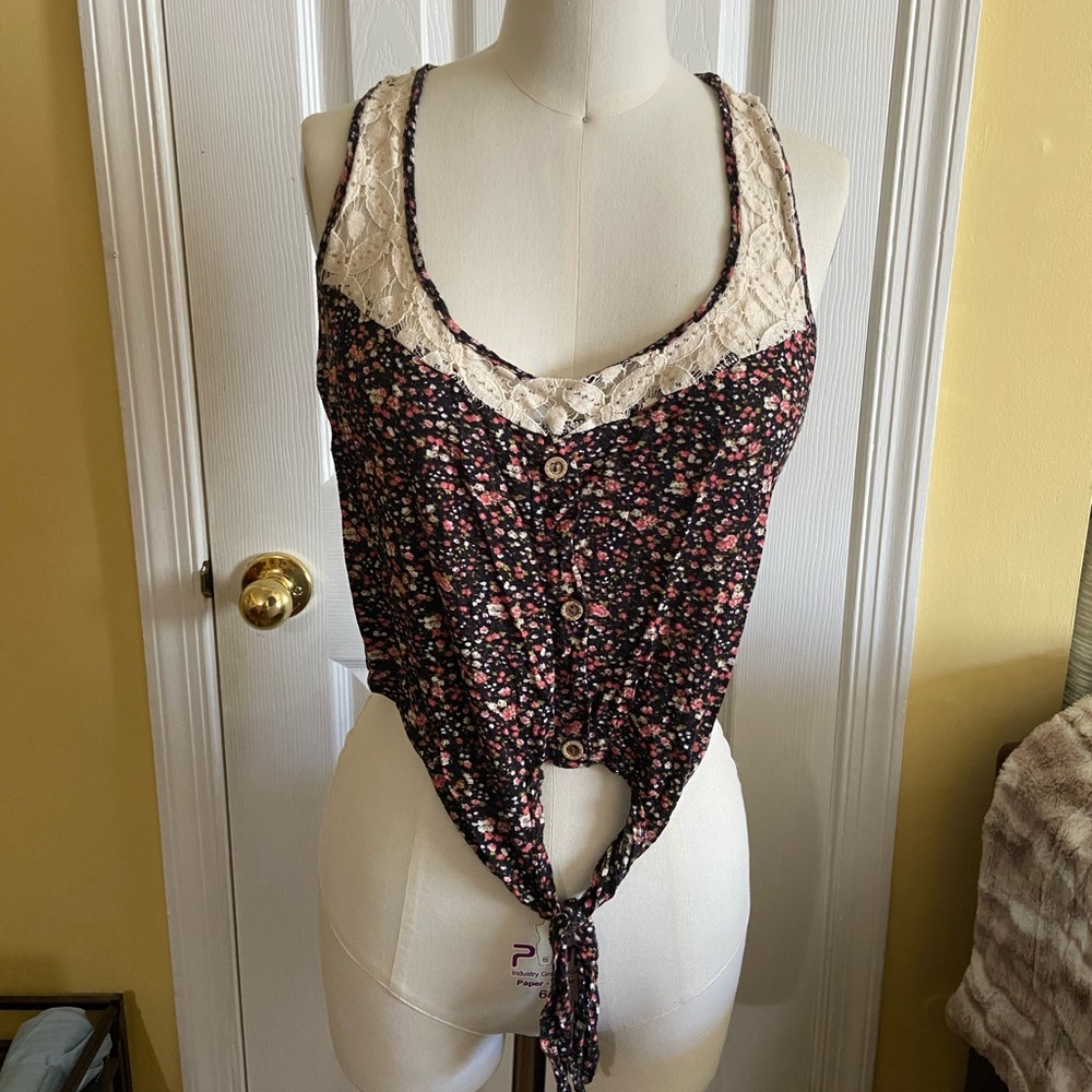 Ciel Bleu Floral Lace Trim Tank Top